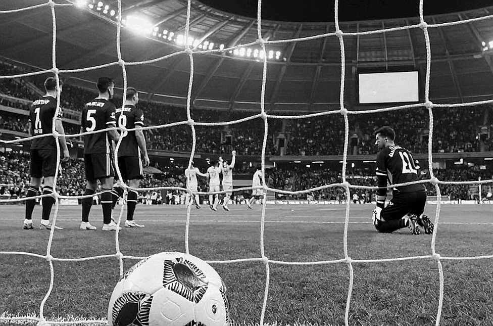 Cử chỉ cắt cổ giữa đêm Champions League: Khi bóng đá tự hỏi nó đang cổ vũ điều gì
